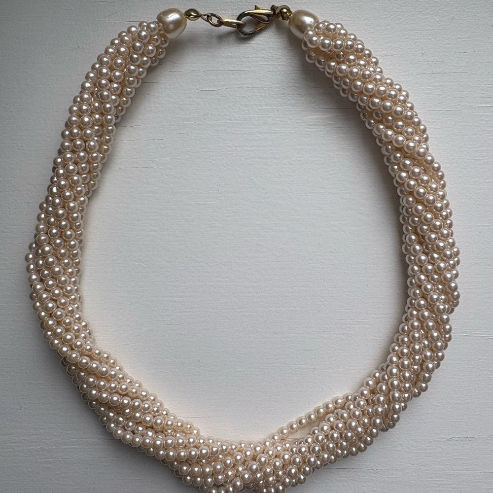 Elegant Pearl Twist Necklace